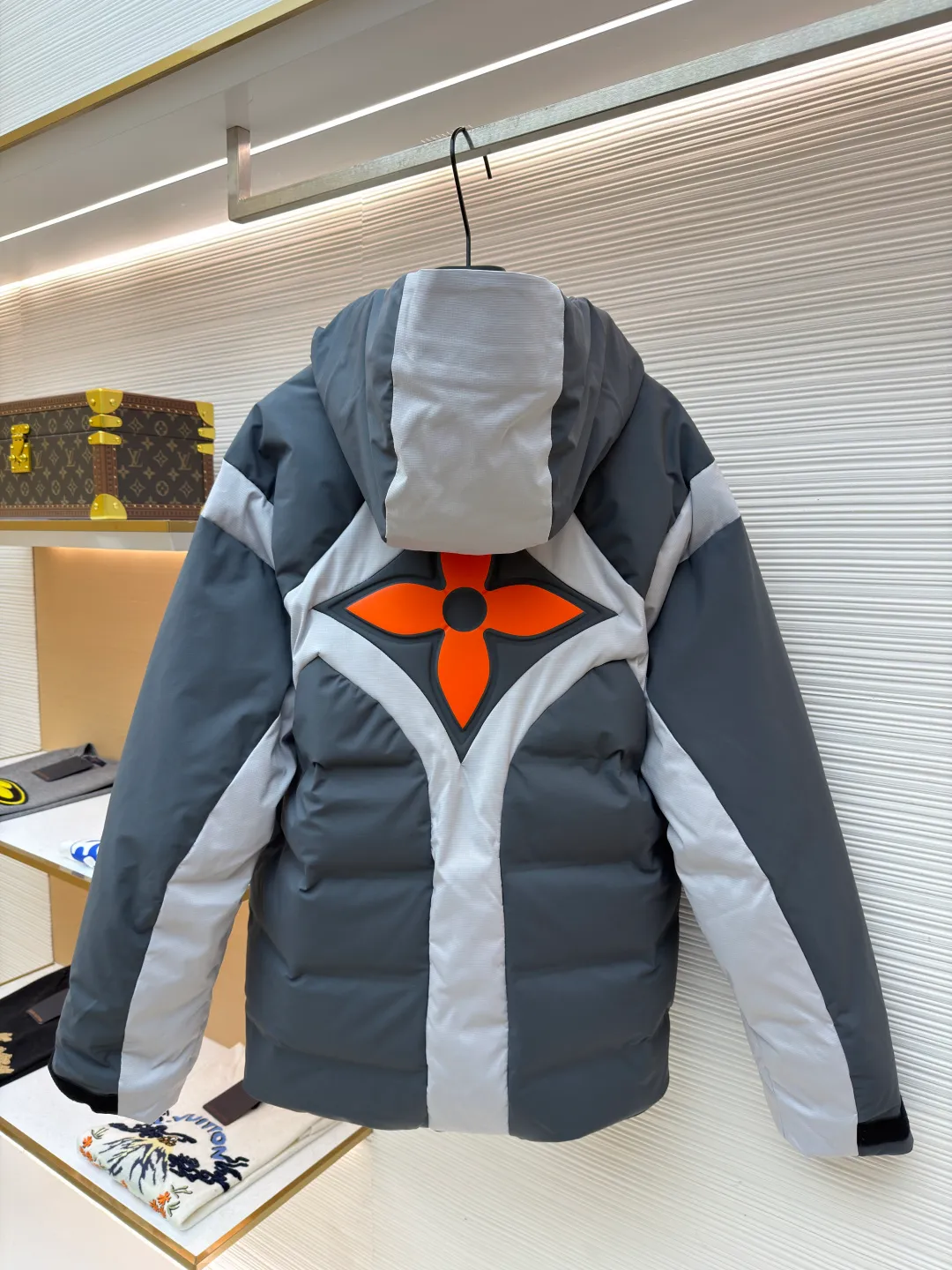 LOUIS VUITTON floral ski down jacket ●Original version: 39500 purchased and developed ●Item number: 1682156-F25 ●Fabric: white duck down fabric ●Technology: glue printing ●Color: blue gray ●Version: fitted version ●Weight: about 1405 grams ●Size: 48-50-52-54 ●Description: Customized 5-in-1 anti-velvet densely woven technical fabric And custom-dyed 3-in-1 double-thread anti-velvet plaid material. Every inch of fiber contains heavy warmth. It uses the new national standard 90 white duck down (welcome to test). It has a full amount of cashmere and is full of warmth. The minimalist gray and silver collision allows luxury to develop tension in calmness. Reconstructing winter luxury with cold-toned aesthetics. With the VUITTON three-dimensional embroidery on the chest and the quilted Monogram flower on the back as the core, double-sided interpretations of two iconic symbols are used to upgrade visual symbols into touchable art. With multiple built-in functional details, Louis Vuitton's travel spirit is fully expressed. Technology is integrated into the blood. Details define luxury. Using advanced computer control systems and precision mechanical components, Vuitton embroidery operations are achieved with high precision and smooth and delicate lines. Embossing composite technology uses computer scanning to ensure that the size and shape of the imprint are consistent with the original, and then uses special glue as an adhesive to combine and then solidify to achieve complete dryness and optimal bonding effect, using glue printing. The printing has been modified three times with the film screen. Use glue liquid paint to print the pattern on the fabric. Bake the fabric to fix the printed pattern, 3D three-dimensional quilting technology. With the help of the programming system of the CNC quilting machine, the down in different areas is accurately separated to ensure that the filling is evenly fixed after sewing. Avoid clumping or shifting. The overall wiring is straight and delicate, the fabric is comfortable and soft, and the color is consistent without color difference. It can be matched with the same style to create a fashionable look and control various occasions. Customized accessories, complete with three standards, same style for men and women!